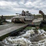 Ein niederländischer Schützenpanzer CV90 überquert den Fluss Rena mit der Amphibie M3, die durch die Schwimmbrückenkompanie des Pionierbataillons 901 aus Minden im Rahmen der Übung Trident Juncture installiert wurde.