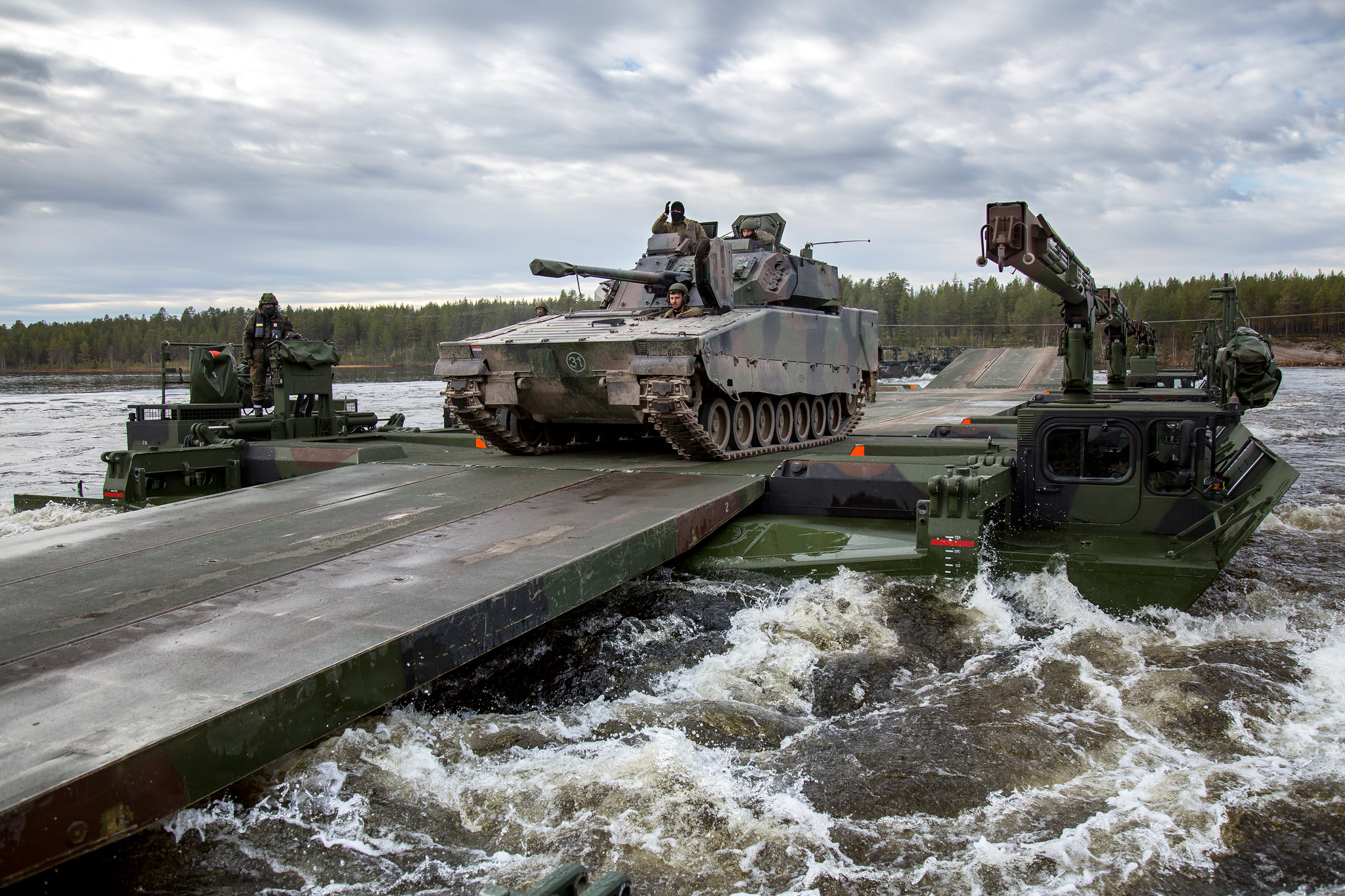 Ein niederländischer Schützenpanzer CV90 überquert den Fluss Rena mit der Amphibie M3, die durch die Schwimmbrückenkompanie des Pionierbataillons 901 aus Minden im Rahmen der Übung Trident Juncture installiert wurde.