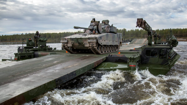 Ein niederländischer Schützenpanzer CV90 überquert den Fluss Rena mit der Amphibie M3, die durch die Schwimmbrückenkompanie des Pionierbataillons 901 aus Minden im Rahmen der Übung Trident Juncture 2018 installiert wurde. Wenn alle M3 geliefert sind, wird Schweden neben Deutschland und Großbritannien der größte Nutzer des Brückensystems in der NATO sein.