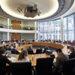 Blick in den Sitzungssaal während der Sitzung des Haushaltsausschuss im Paul-Löbe-Haus. 