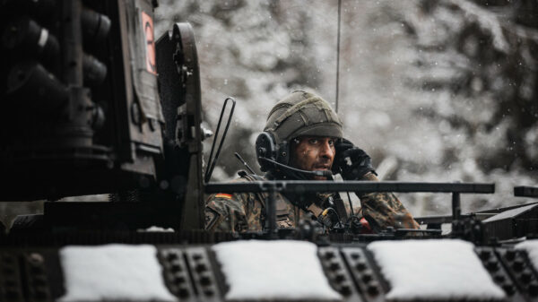 Funk für Bundeswehrfahrzeuge: Ein Zugführer im Schützenpanzer Puma kommuniziert.