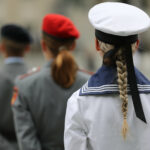 Der Wehrdienst soll ein Update erhalten. Reicht die Freiwilligkeit oder wird der Dienst an der Waffe wieder verpflichtend? Und wie gerecht ist ein allgemeiner Wehrdienst, wenn Frauen nicht verpflichtet werden können?