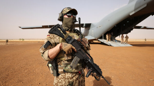 Ein Objektschützer sichert die Umgebung des Lufttransportstützpunktes der Bundeswehr bei Niamey in Niger.