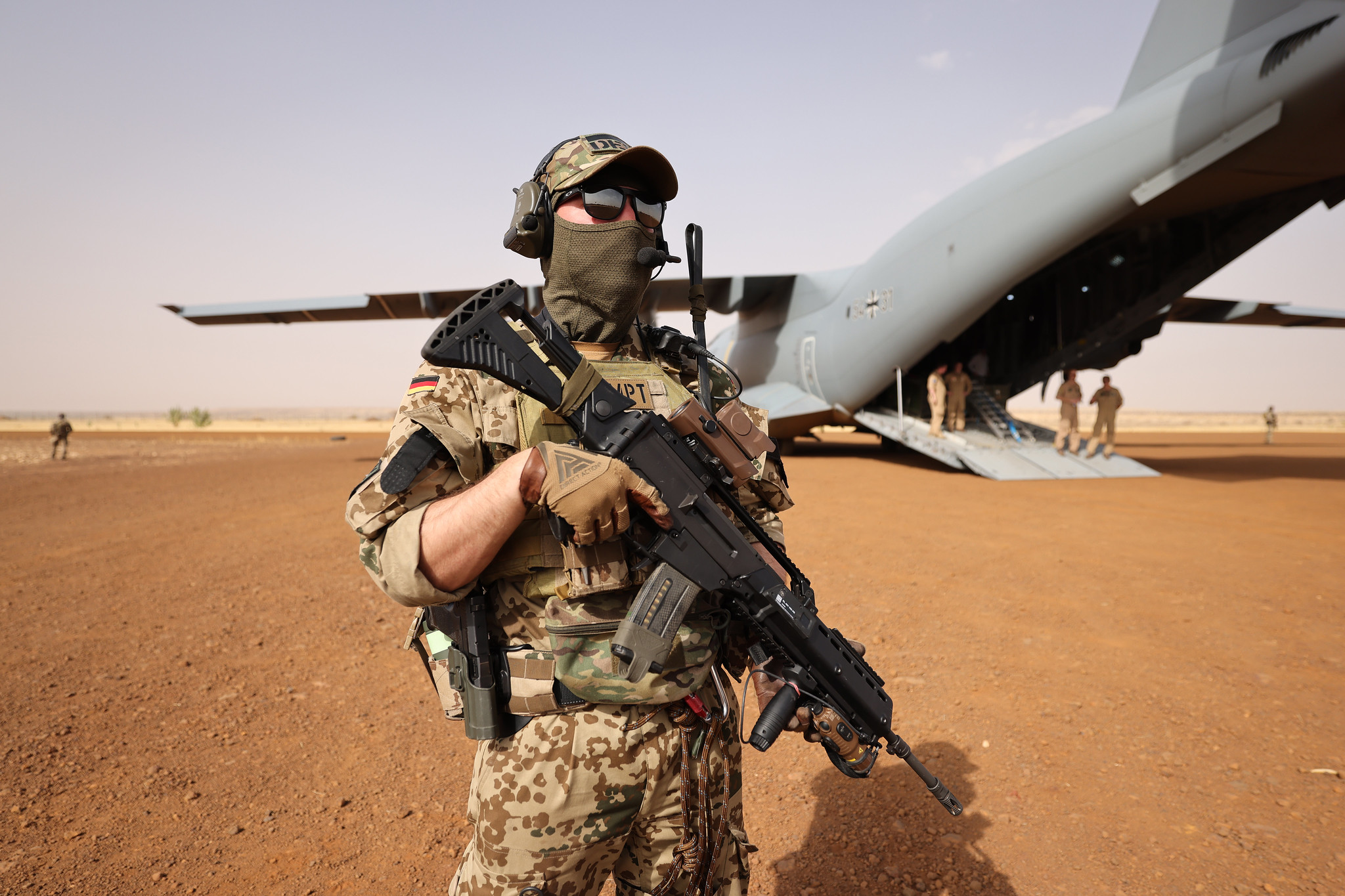 Ein Objektschützer sichert die Umgebung des Lufttransportstützpunktes der Bundeswehr bei Niamey in Niger.