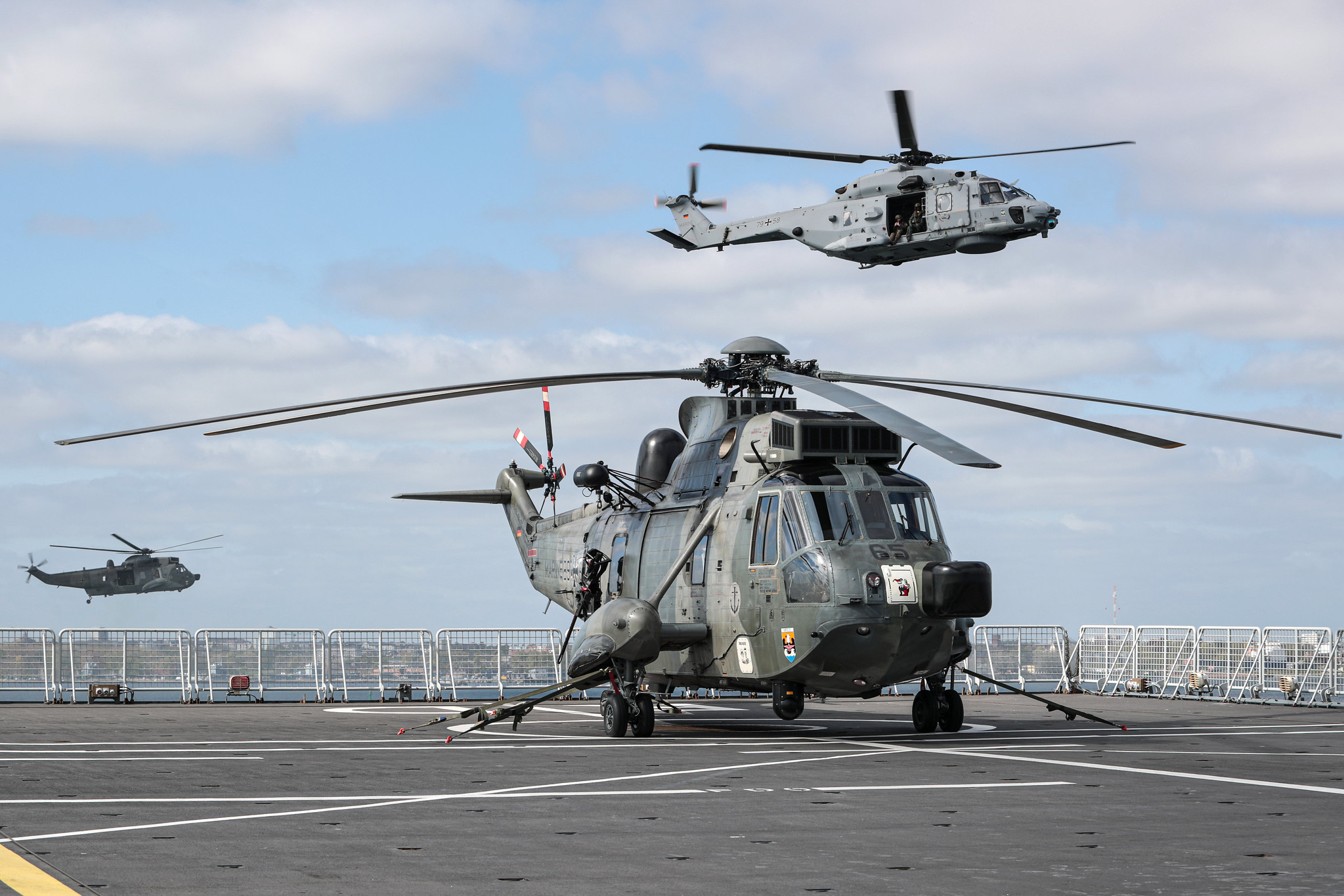 Die Hubschrauber vom Typ Sea King und NH-90 NTH Sea Lion fliegen während einer militärischen Evakuierungsübung das Flugdeck des niederländischen Landungsschiffs Rotterdam an. Eine der nun bewilligten 25-Mio-Vorlagen enthält Verbesserungen für die Hubschrauber, weitere Vorlagen enthalten Verbesserungen für die Eurofighter.