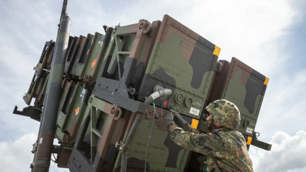 Ein Soldat steht am Lenkflugkörper (LFK)-Kanister des Startgeräts PAC2 vom Flugabwehrraketensystem Patriot. Zwei Patriot übernehmen nun die Luftverteidigung des wichtigsten Materialhubs für Lieferungen an die Ukraine.