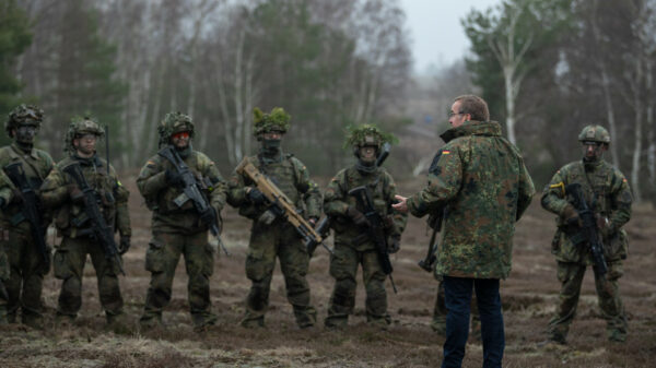 Die Bundesregierung, hier Verteidigungsminister Boris Pistorius beim Truppenbesuch, will die Personalsituation in der Bundeswehr durch verschiedene Maßnahmen verbessern. Diese Maßnahmen werden nun im „Artikelgesetz Zeitenwende“ auf eine rechtliche Basis gestellt.