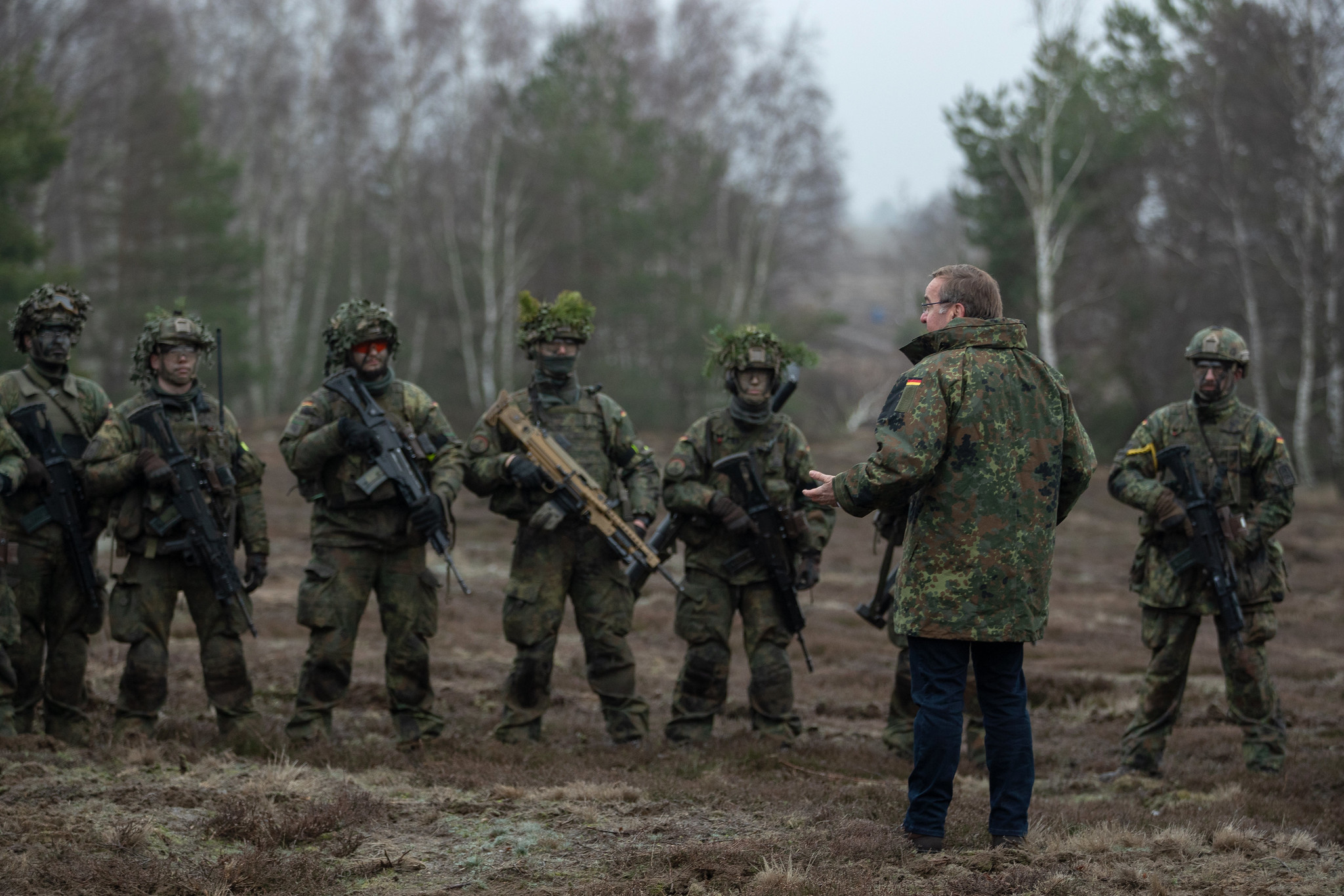 Die Bundesregierung, hier Verteidigungsminister Boris Pistorius beim Truppenbesuch, will die Personalsituation in der Bundeswehr durch verschiedene Maßnahmen verbessern. Diese Maßnahmen werden nun im „Artikelgesetz Zeitenwende“ auf eine rechtliche Basis gestellt.