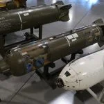 Das Gator-Waffensystem ist eine aus der Luft abgeworfene Streubombeneinheit (CBU), die eine Mischung aus zielaktivierten Submunitionen enthält, um die Bewegung feindlicher Bodentruppen und Panzer taktisch zu stören. Die Ladung besteht aus 72 BLU-91/B-Panzerabwehrminen und 22 BLU-92/B-Antipersonenminen. (hier durch das Fenster sichtbar gemacht.)