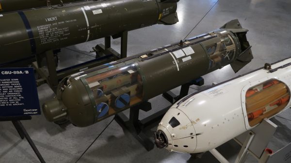 Das Gator-Waffensystem ist eine aus der Luft abgeworfene Streubombeneinheit (CBU), die eine Mischung aus zielaktivierten Submunitionen enthält, um die Bewegung feindlicher Bodentruppen und Panzer taktisch zu stören. Die Ladung besteht aus 72 BLU-91/B-Panzerabwehrminen und 22 BLU-92/B-Antipersonenminen. (hier durch das Fenster sichtbar gemacht.)