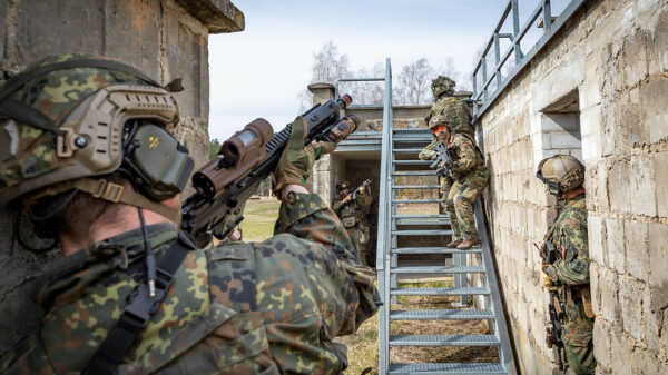 Der Ansatz "Train-and-Equip" sieht vor, dass ukrainische Spezialkräfte direkt zu Beginn ihrer Ausbildung in Deutschland mit persönlicher Ausrüstung und Material versorgt werden.