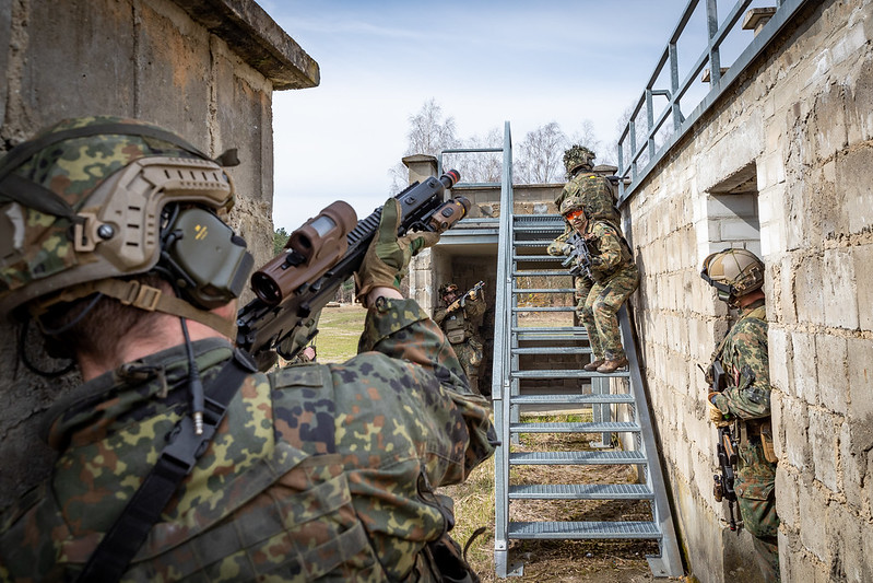 Der Ansatz "Train-and-Equip" sieht vor, dass ukrainische Spezialkräfte direkt zu Beginn ihrer Ausbildung in Deutschland mit persönlicher Ausrüstung und Material versorgt werden.