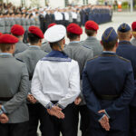 Rekrutinnen und Rekruten der Teilstreitkräfte stehen in Uniform (Dienstanzug bzw. Ausgehuniform) angetreten beim Feierlichen Gelöbnis 2023 im BMVg in Berlin.