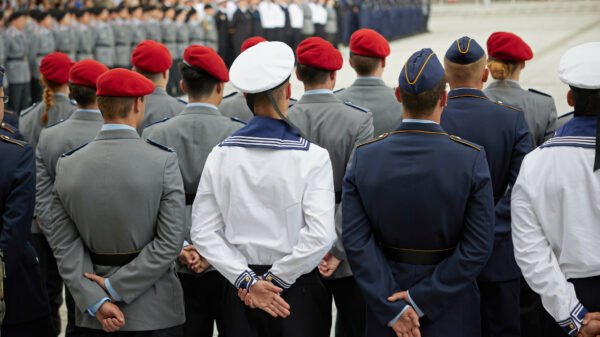 Rekrutinnen und Rekruten der Teilstreitkräfte stehen in Uniform (Dienstanzug bzw. Ausgehuniform) angetreten beim Feierlichen Gelöbnis 2023 im BMVg in Berlin.