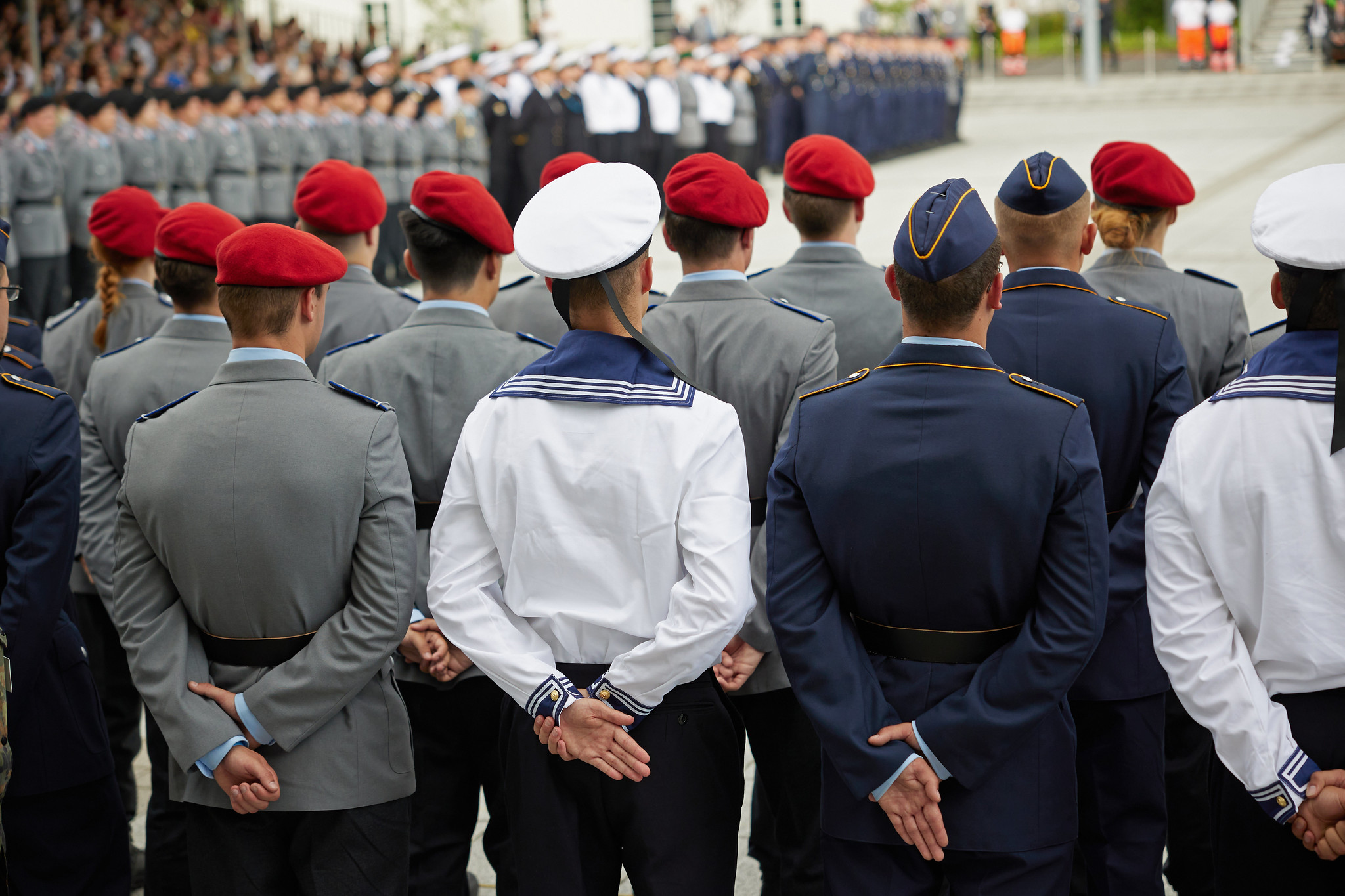 Die neue Struktur der Bundeswehr: Vier Teilstreitkräfte, ein Unterstützungsbereich und das Operative Führungskommando der Bundeswehr – plus Führungsakademie und Zentrum Innere Führung – sollen in Zukunft den dem BMVg nachgeordneten Bereich bilden.