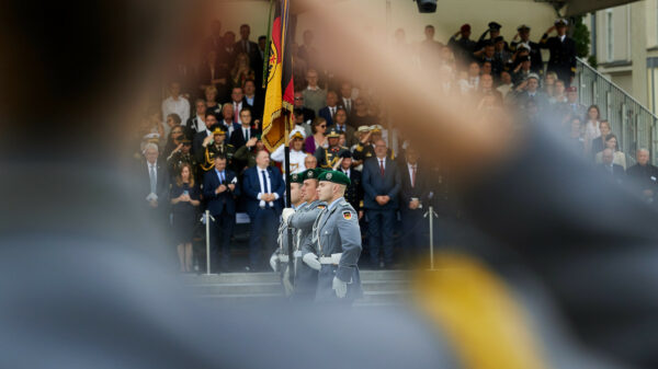 Im Zuge der Neuausrichtung der Bundeswehr wird es zu strukturellen Veränderungen und Neuaufstellungen von Kommandos kommen. Fahnenträger präsentieren die Truppenfahne.