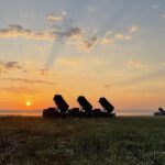 Sonnenaufgang über der Patriot-Feuerstellung des deutschen Einsatzkontingents der Air and Missile Defence Task Force (AMD TF) der enhanced Vigilance Activities (eVA) in Zamość/Polen.