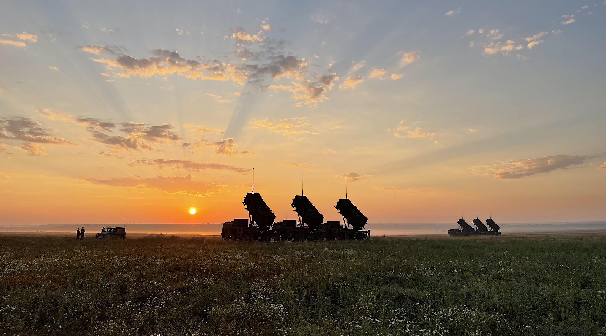 Sonnenaufgang über der Patriot-Feuerstellung des deutschen Einsatzkontingents der Air and Missile Defence Task Force (AMD TF) der enhanced Vigilance Activities (eVA) in Zamość/Polen.