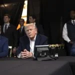 Nicht im Situation Room des Weißen Hauses, sondern in einem mit schwarzen Vorhängen abgetrennten Bereich (vermutlich in Mar-a-Lago) beobachten (v.l.n.r.) CIA-Director John Ratcliffe, US-Präsident Donald Trump und Außenminister Marco Rubio den Angriff auf Venezuela.