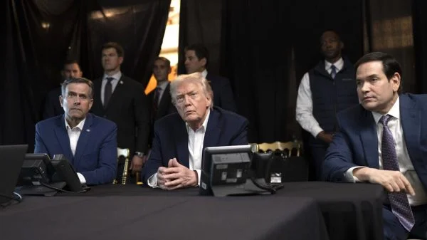 Nicht im Situation Room des Weißen Hauses, sondern in einem mit schwarzen Vorhängen abgetrennten Bereich (vermutlich in Mar-a-Lago) beobachten (v.l.n.r.) CIA-Director John Ratcliffe, US-Präsident Donald Trump und Außenminister Marco Rubio den Angriff auf Venezuela.