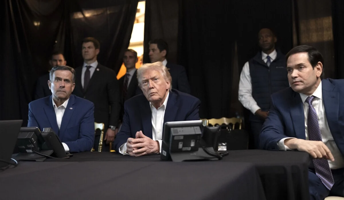 Nicht im Situation Room des Weißen Hauses, sondern in einem mit schwarzen Vorhängen abgetrennten Bereich (vermutlich in Mar-a-Lago) beobachten (v.l.n.r.) CIA-Director John Ratcliffe, US-Präsident Donald Trump und Außenminister Marco Rubio den Angriff auf Venezuela.