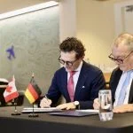 TKMS und CAE haben eine Vereinbarung unterzeichnet zur Stärkung ihrer Zusammenarbeit bei Lösungen für die Ausbildung, Simulation und Einsatzbereitschaft im Marinebereich.