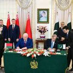 Im November 2024 besuchte der Diktator von Belarus, Alexander Lukaschenko (sitzend links), die islamische Republik Pakistan, um unter anderem mit Premierminister Shehbaz Sharif (sitzend rechts) mehrere Abkommen zu unterzeichnen.