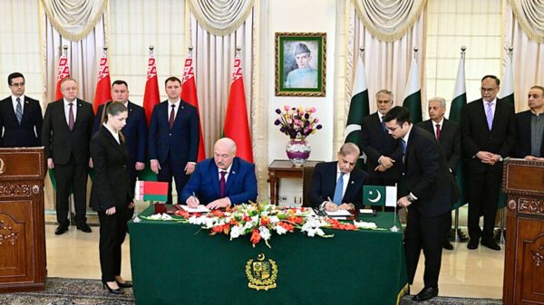 Im November 2024 besuchte der Diktator von Belarus, Alexander Lukaschenko (sitzend links), die islamische Republik Pakistan, um unter anderem mit Premierminister Shehbaz Sharif (sitzend rechts) mehrere Abkommen zu unterzeichnen.