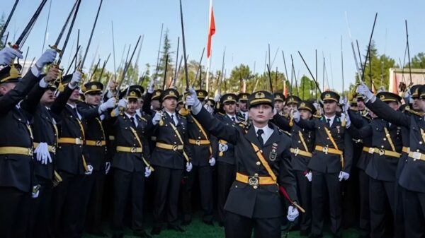 Skandal: Unmittelbar nach der offiziellen Abschlusszeremonie strömen die türkischen Leutnante zum Säbelschwur um die Jahrgangsbeste Leutnant Ebru Eroğlu.