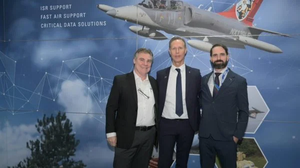Stef Have (CEO AEC Skyline), Perry Smith (VP S2IX International Global), and Nathan Pearce (VP S2IX International Europe) bei der Bekanntgabe. (Foto: Dutch Defence Press/Gerard van Oosbree)