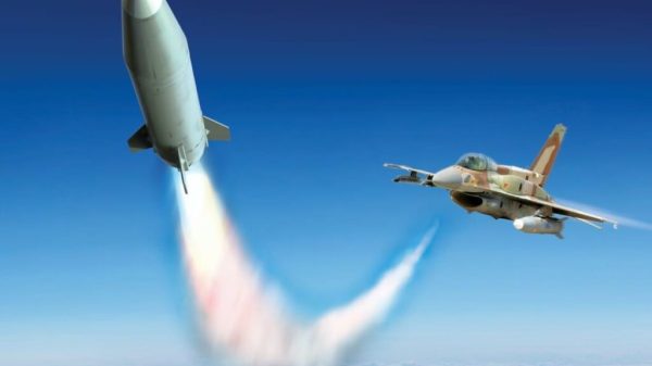 Die israelische Luftwaffe (IAF) setzt verschiedene Arten von luftgestützten ballistischen Raketen ein, darunter auch die Air LORA von IAI.