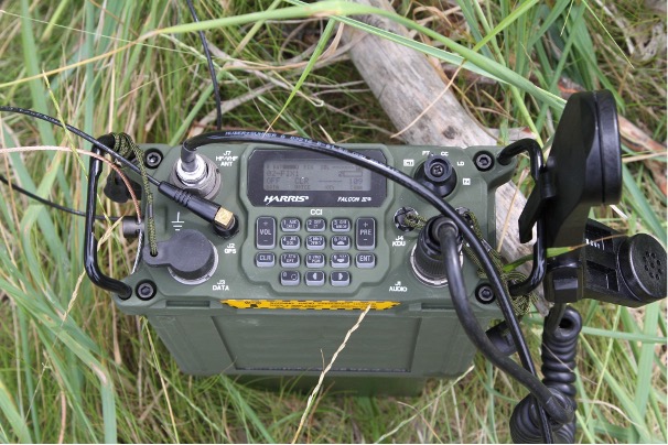 Funkgeräte: AN:PRC-160(V)DE-1 Wideband HF:VHF Manpack (Tornistergerät) der Firma L3Harris.