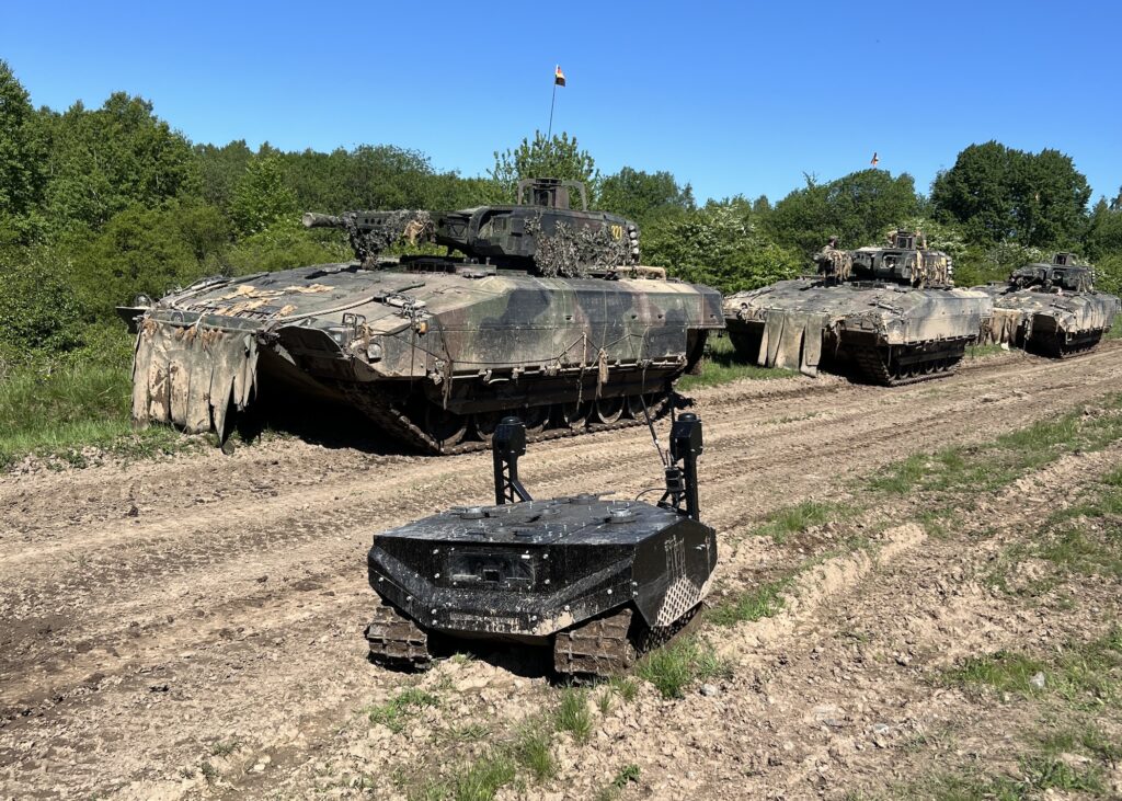 Ein Gereon in der Erprobung mit Schützenpanzern der Bundeswehr. Die Roboter von ARX Robotics konnten sich bereits mehrfach unter schwierigen Umweltbedingungen bewähren.