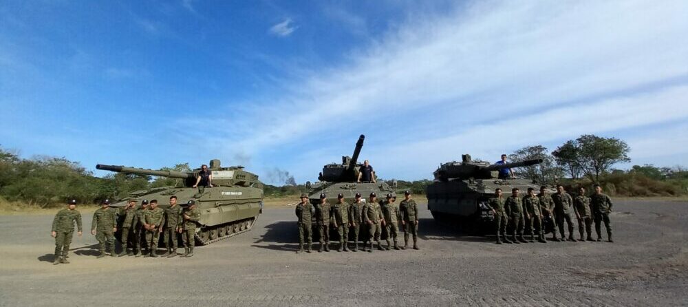 GDELS trainiert philippinische Streitkräfte am leichten Panzer ASCOD.