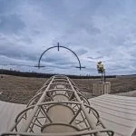 Über dem Jammer des Drohnenabwehrsystems ASUL ist eine Fisheye-Kamera angebracht, durch welche der Systembediener die Ausrichtung auf das Ziel kontrollieren kann, bevor der Jammer aktiviert wird.