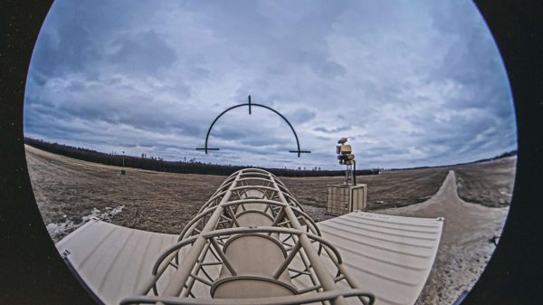 Über dem Jammer des Drohnenabwehrsystems ASUL ist eine Fisheye-Kamera angebracht, durch welche der Systembediener die Ausrichtung auf das Ziel kontrollieren kann, bevor der Jammer aktiviert wird.