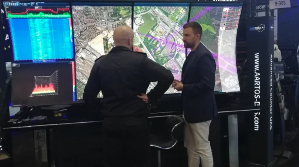 Stephan Kraschansky, Chief Defense & Government Solutions Officer Aaronia AG, im Fachgespräch mit einem Vertreter des Militärs auf der Enforce Tac26.