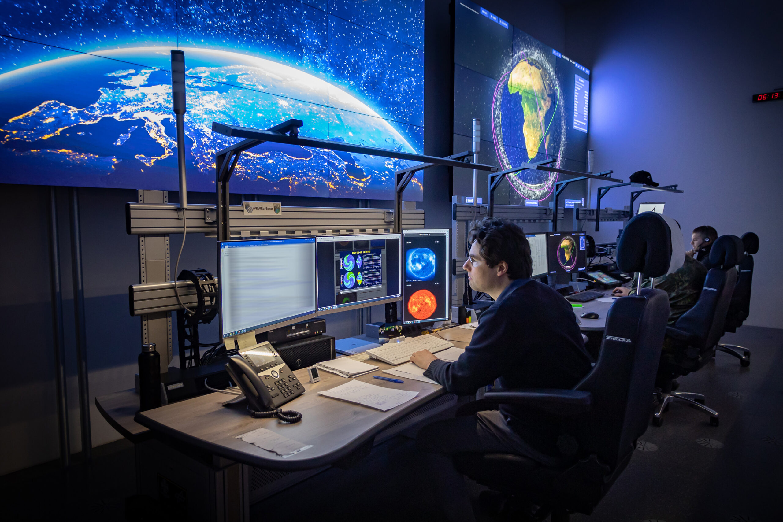 Lagebild: Auf der roda-Videowall im Weltraumlagezentrum der Bundeswehr in Uedem laufen alle relevanten Informationen zusammen. Bundeswehr / Jennifer Heyn