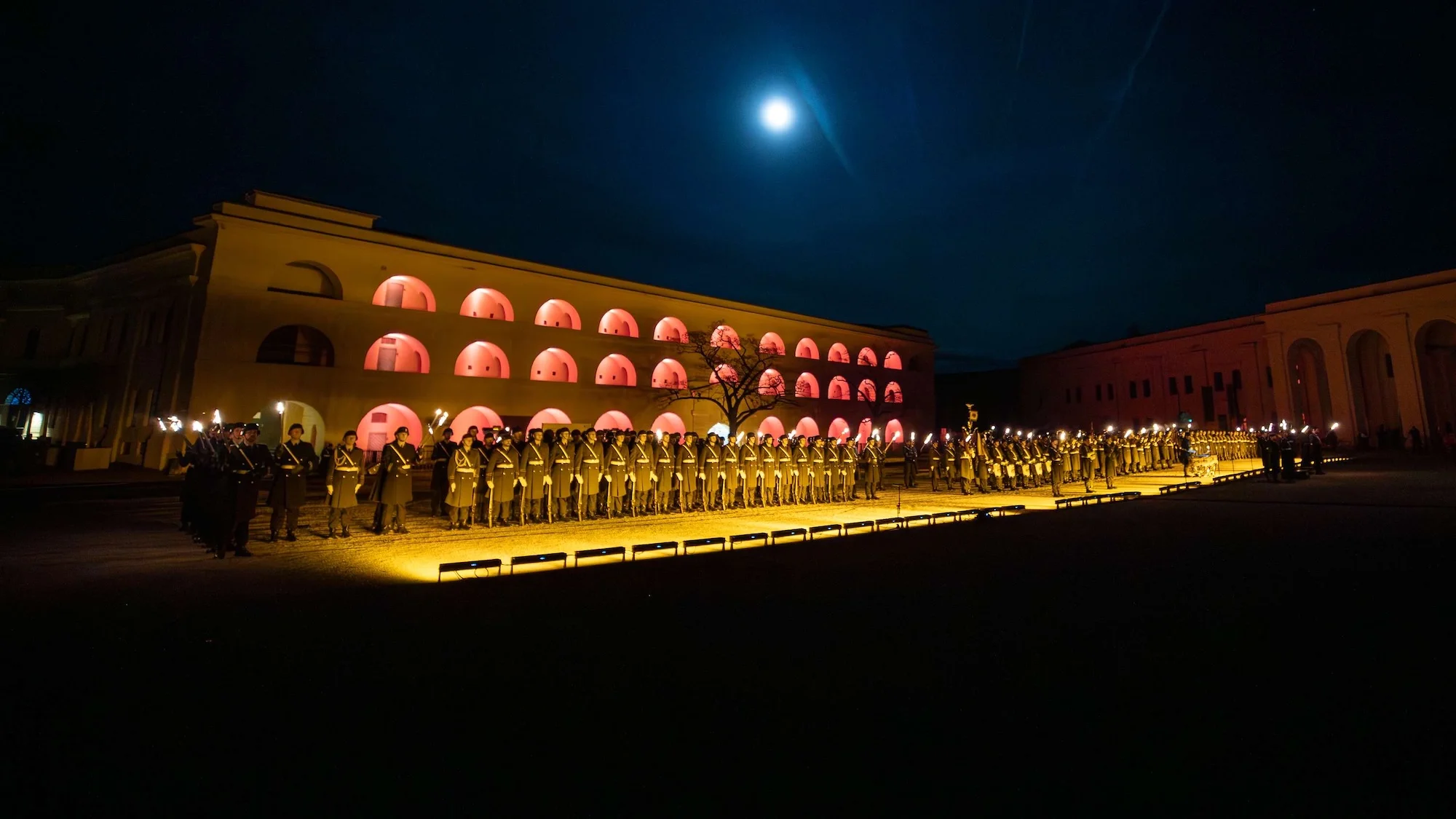 Abschied nach über 44 Jahren Dienst- Zu Ehren von Generalleutnant Alfons Mais stehen die Soldatinnen und Soldaten des Großen Zapfenstreichs im Licht der Fackelträgerinnen und -träger im Hof der Koblenzer Festung Ehrenbreitstein