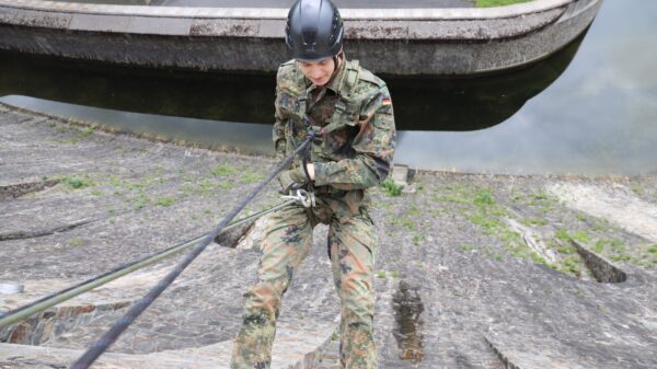 Luftlande-Soldat der Division Schnelle Kräfte am Seil rückwärts die Staumauer hinunter.