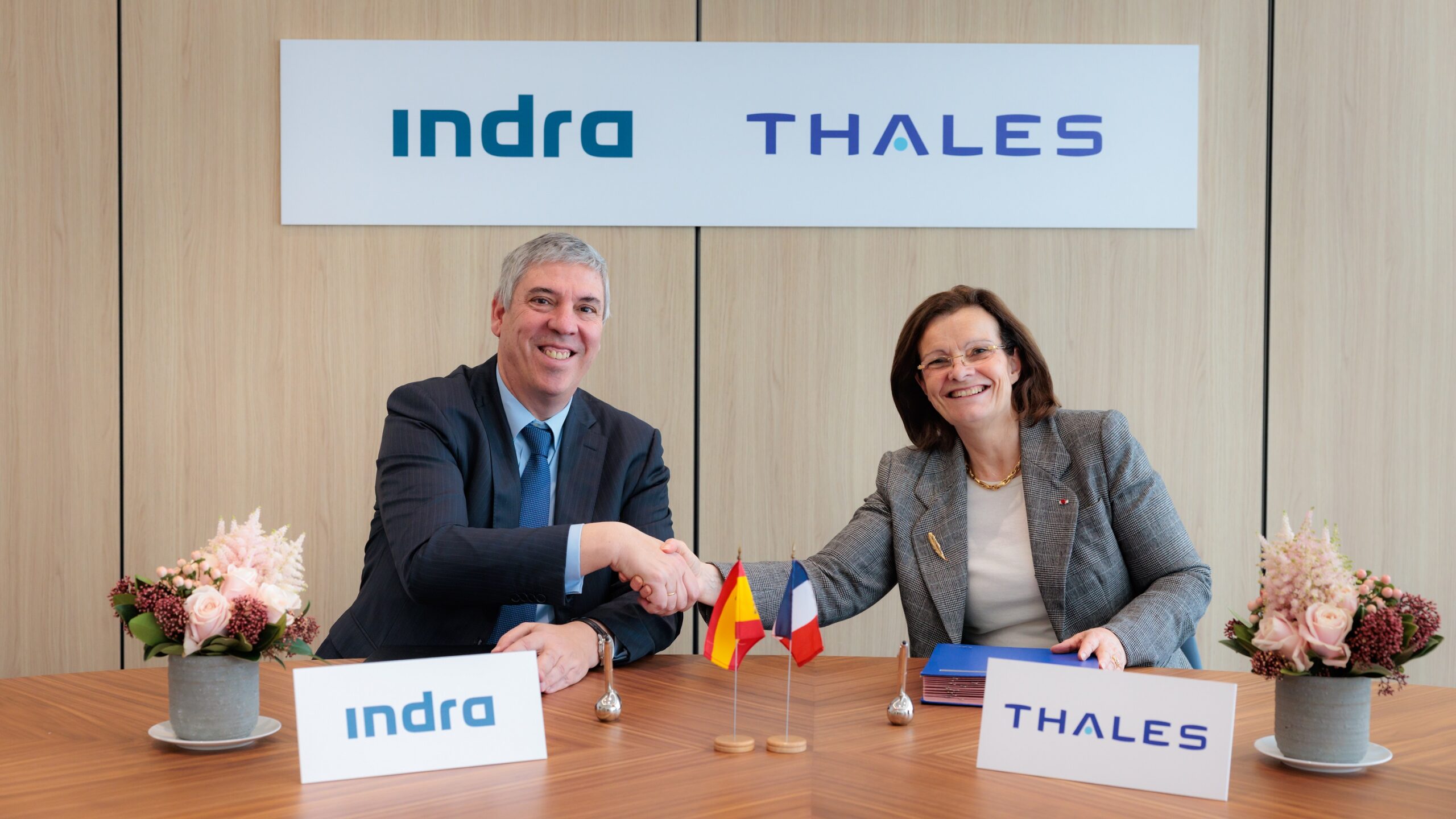Indra's CEO, José Vicente de los Mozos (links) und Pascale Sourisse, Senior Executive Vice-President, International Development bei Thales.