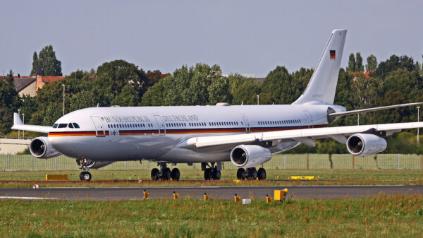 Airbus A340-300 mit der Registrierung 16+01 und dem späteren Taufnamen „Konrad Adenauer“. Dabei handelte es sich um die ehemalige „Leipzig“ der Lufthansa, die bei Airbus in Toulouse unter der Baunummer 274 gefertigt und im Mai 1999 mit der Registrierung D-AIGR an die Lufthansa ausgeliefert wurde. Es war übrigens das zweitausendste von Airbus ausgelieferte Flugzeug.
