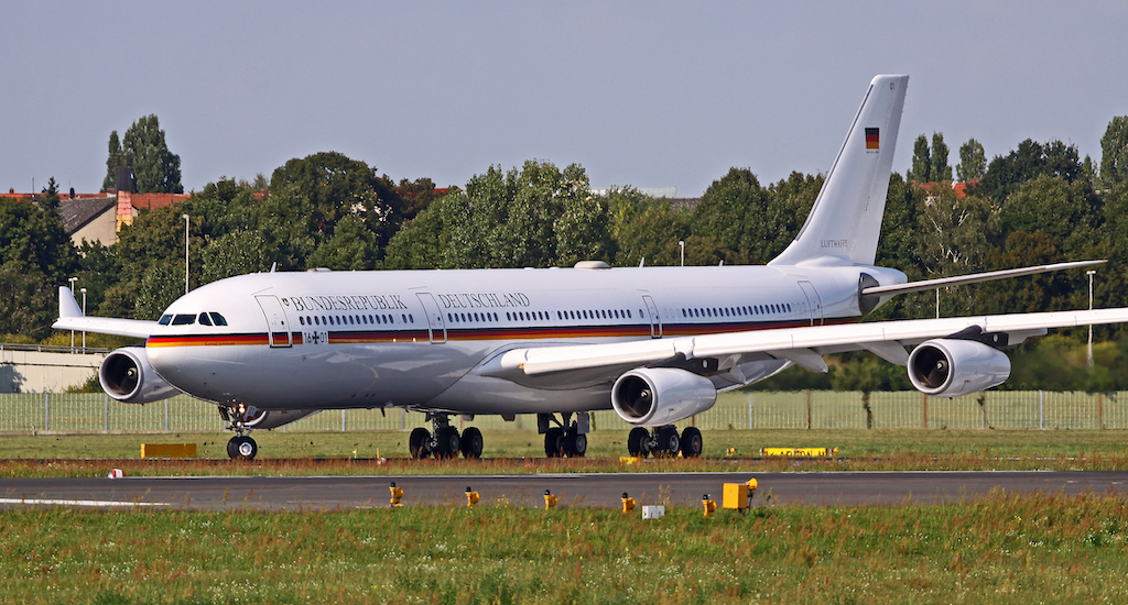 Airbus A340-300 mit der Registrierung 16+01 und dem späteren Taufnamen „Konrad Adenauer“. Dabei handelte es sich um die ehemalige „Leipzig“ der Lufthansa, die bei Airbus in Toulouse unter der Baunummer 274 gefertigt und im Mai 1999 mit der Registrierung D-AIGR an die Lufthansa ausgeliefert wurde. Es war übrigens das zweitausendste von Airbus ausgelieferte Flugzeug.