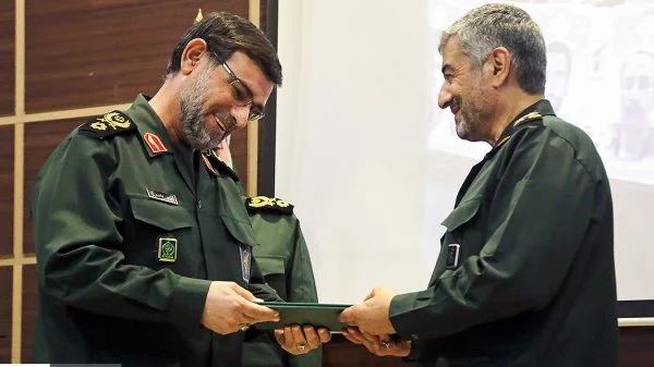 Alireza Tangsiri (links) neben seinem Vorgänger Mohammad Ali Jafari bei der Übergabezeremonie als Kommandeur der Marine der Revolutionsgarden im September 2018.