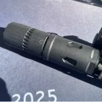 Der Schalldämpfer, gut zu erkennen die Intake-Öffnungen hinten und vorne.