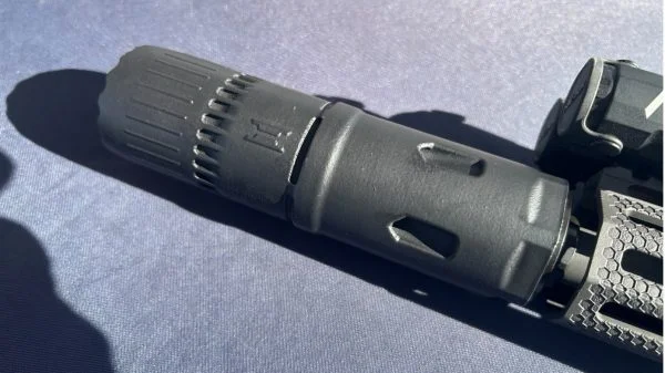 Der Schalldämpfer, gut zu erkennen die Intake-Öffnungen hinten und vorne.