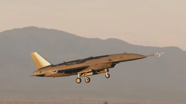 Das halbautonome Kampfflugzeug YFQ-44A.