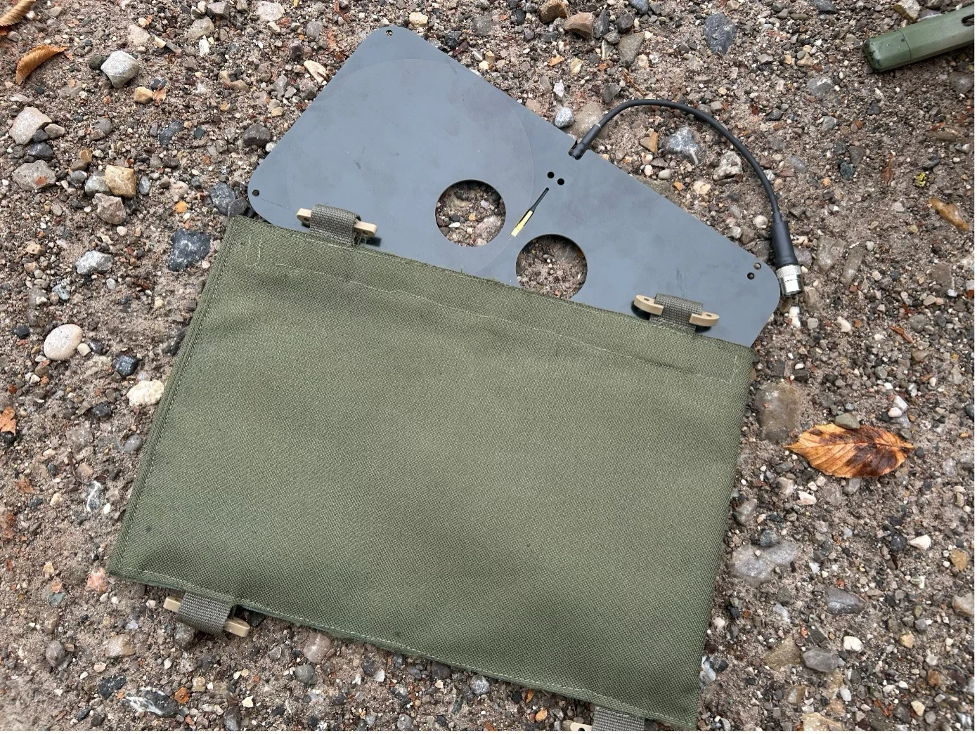 Sehr flache Antenne zur Integration für verdeckte Einsätze, zum Beispiel in Westen, Anziehsachen, Sonnenblenden, etc. Diese Antenne läßt sich auch an einer Kopfstütze, etc. befestigen.