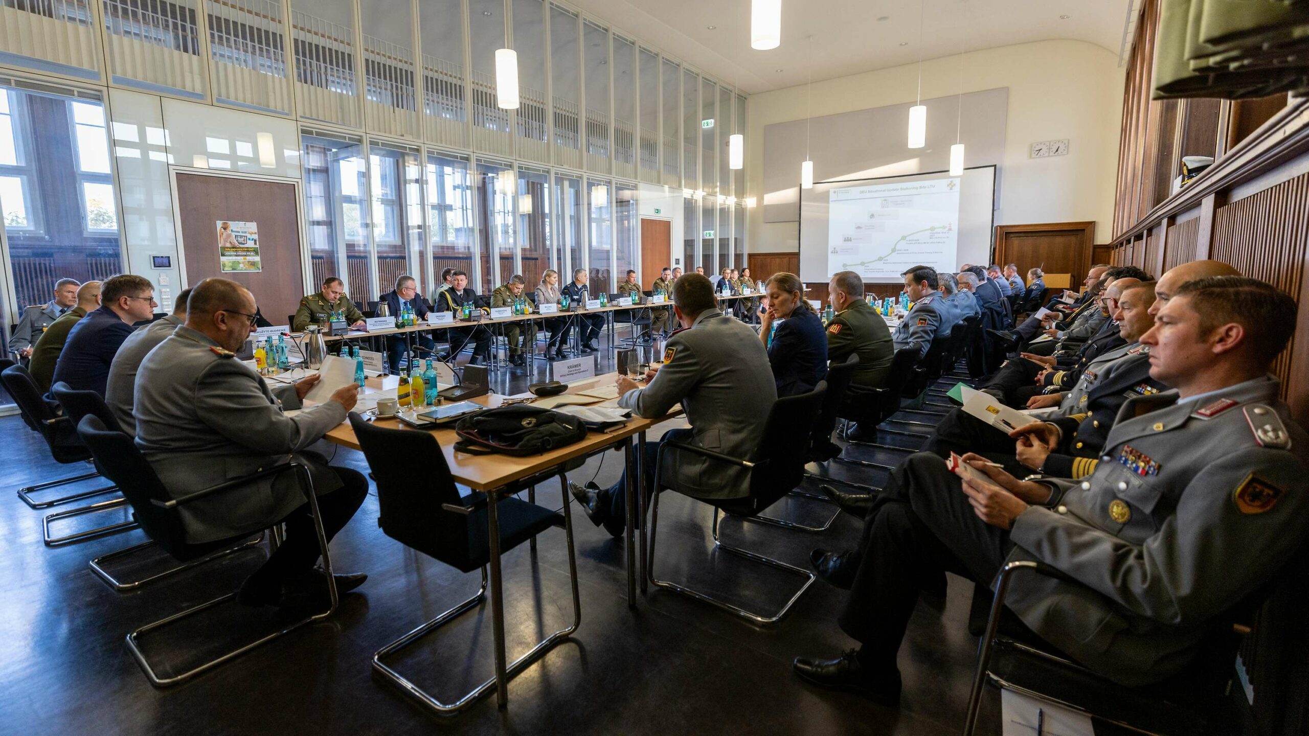 Die deutsch-litauische Arbeitsgruppe schafft die Voraussetzungen für die dauerhafte Stationierung der Panzerbrigade 45 – hier bei ihrer achten Sitzung Mitte Oktober 2024 im Berliner Verteidigungsministerium Bundeswehr/Torsten Kraatz