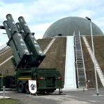 Das erste deutsche Luftverteidigungssystem Arrow 3 am Standort Schönewalde. Im Hintergrund das Radar, im Vordergrund ein Launcher. Das Radar sitzt deshalb auf einem künstlichen Hügel, um über die Bäume „gucken“ zu können.